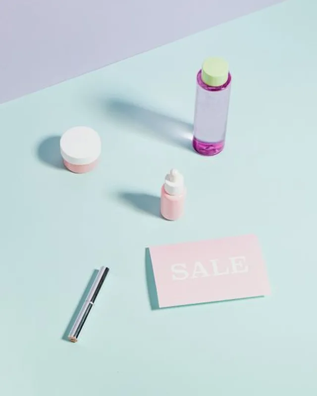 Productos de cuidado facial sobre fondo pastel