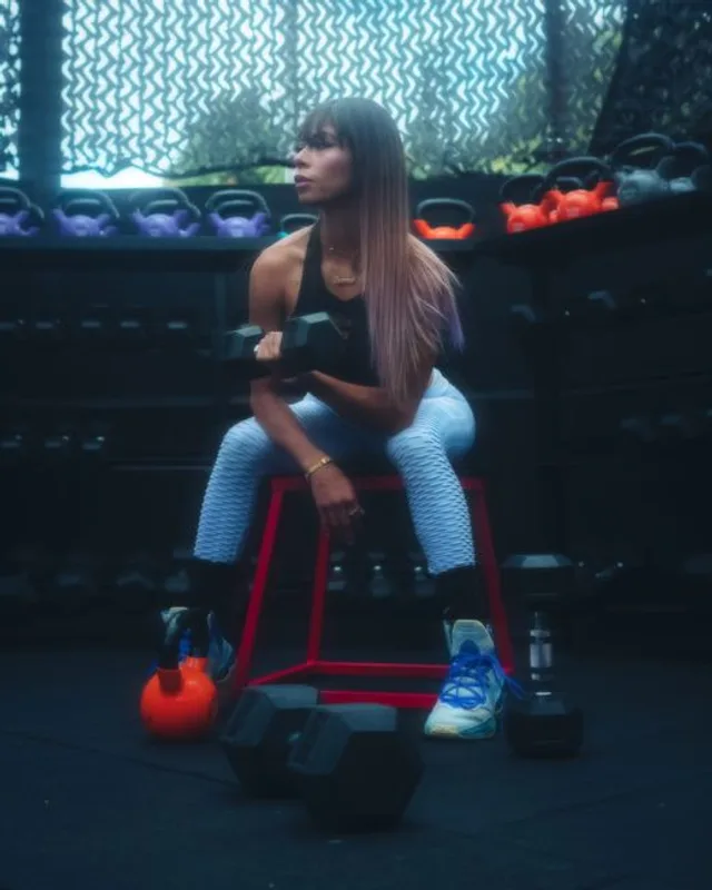 Persona entrenando en el gimnasio