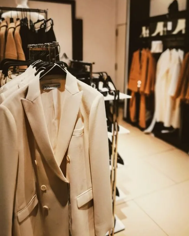 Percha con ropa en una boutique